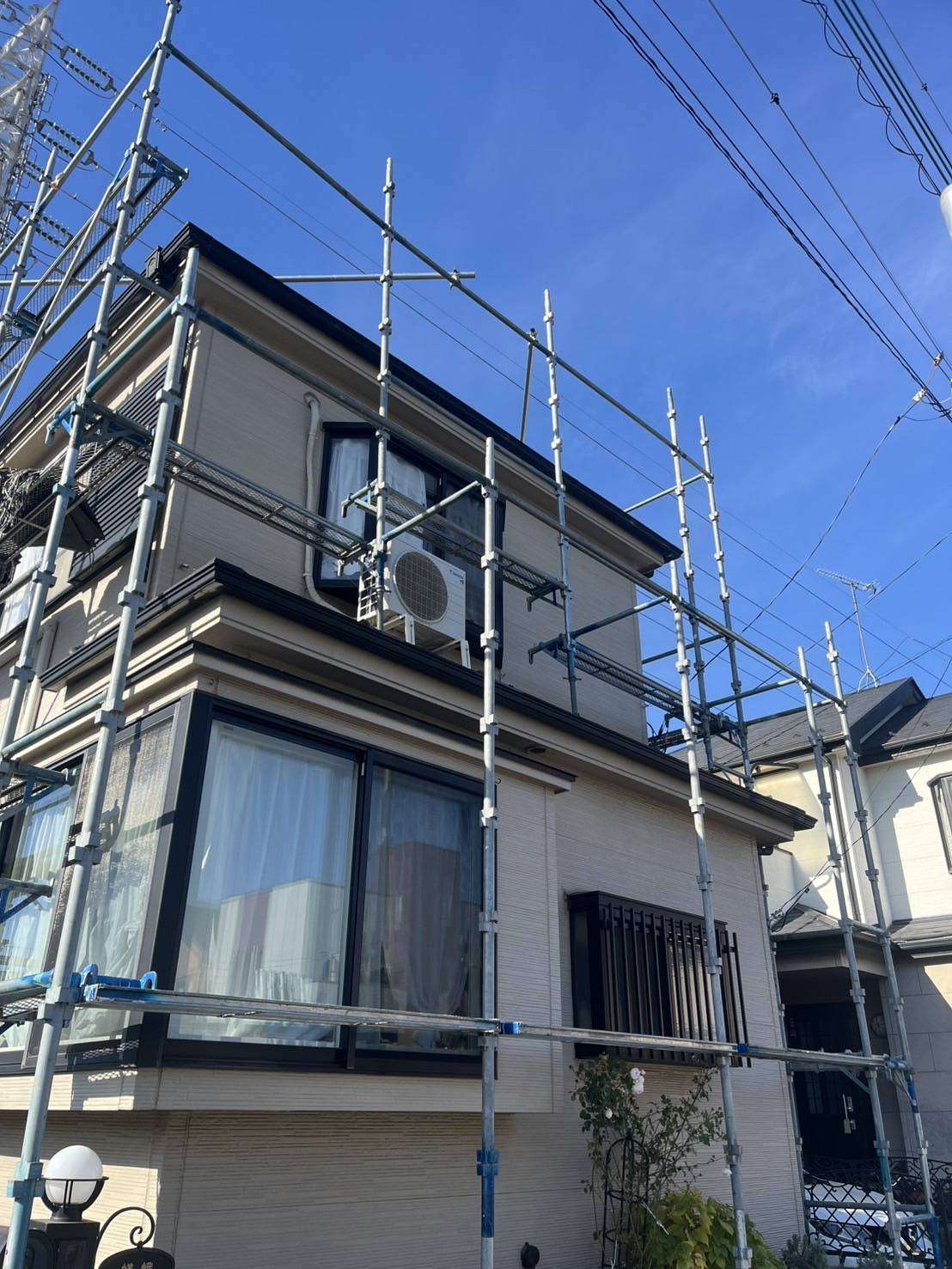 【外壁・屋根】電動ガンを使って細かい部分を吹き付け（埼玉県草加市）