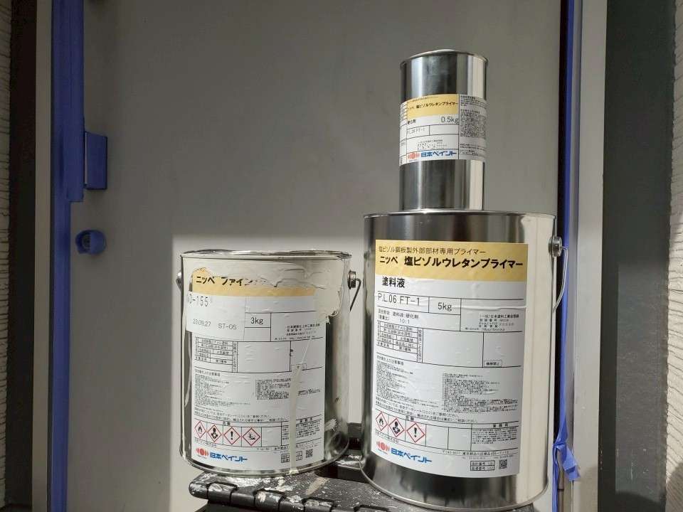 東京都荒川区のドア塗装・修復事例「シール跡や破れた表面を直してほしい」