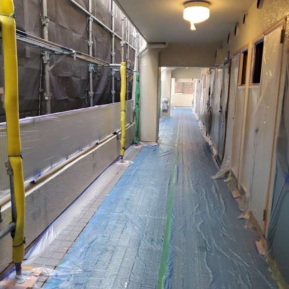 【マンション改修工事】タイルクリア塗装が順調に進行中！（東京都江戸川区）